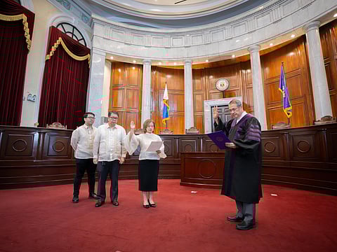 NEWLY appointed Court Administrator Ma. Theresa Dolores C. Gomez-Estoesta takes her oath before Chief Justice Alexander G. Geamundo on 1 September 2025, at the Supreme Court Session Hall in Manila. With them are the Court Administrator's family.
