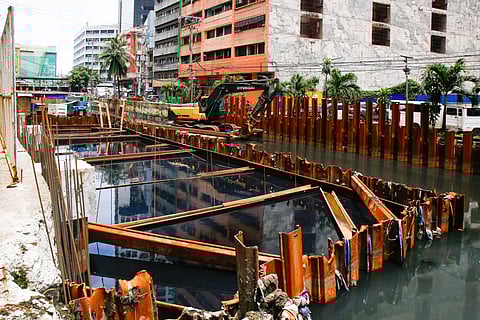 Time flows on As the country braces for graft investigations, sheet piles and heavy equipment lie idle at a flood control project site in Binondo, Manila. The Department of Public Works and Highways-North Manila District Engineering Office has put some projects temporarily on hold to give time to complete all necessary permits and requirements.