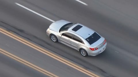 Kidnapping suspect crashes stolen car with kids after LA chase