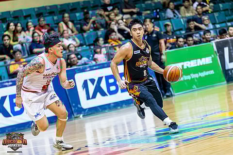 Weavers, Huskers keep division lead