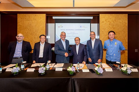 AYALA Corporation chairman Jaime Augusto Zobel de Ayala and MVP Sports Foundation chairman Manny Pangilinan reach a historic deal that aims to boost Philippine sports. Also present during the signing of the memorandum of understanding last Monday were Ayala Foundation, Inc. (AFI) senior director for Development Programs Emil de Quiros, AFI president Tony Lambino, MVPSF president Al Panlilio and PSC chairman Patrick ‘Pato’ Gregorio.