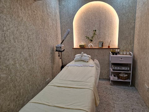 At Skinhouse Alabang, patients are welcomed into a serene space where science, technology and expert care come together for lasting glow.