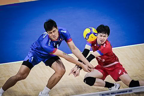Bryan Bagunas (left) and Josh Ybanez scramble to receive the ball during Alas Pilipinas' straight sets loss to Tunisia in the 2025 FIVB Volleyball Men’s World Championship opener Friday at the MOA Arena.