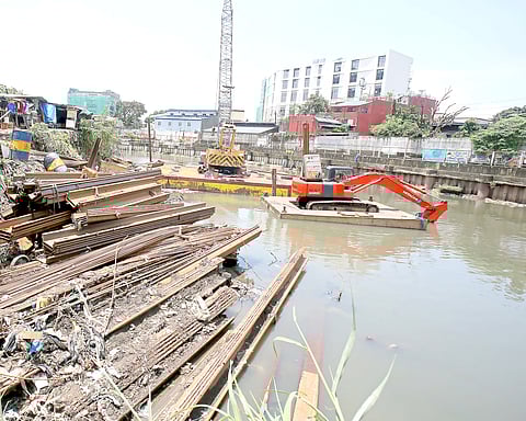 Unfinished business — Steel sheet piles in an ongoing Department of Public Works and Highways project, especially in flood-prone areas such as the San Juan River in Barangay Damayang Lagi, Quezon City, taken last 29 July, now translate to public displeasure amid revelations on anomalous flood control projects that President Ferdinand Marcos Jr. ordered reviewed during his last State of the Nation Address.