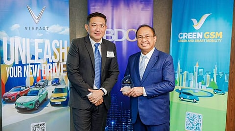 Celebrating strategic partnership Charles M. Rodriguez, executive vice president and head of Institutional Banking Group of BDO Unibank (right), receives a token of appreciation from Bryan Liew, chief financial officer for Asia of Vingroup JSC, marking BDO’s role as a strategic partner in advancing electric mobility in the Philippines.