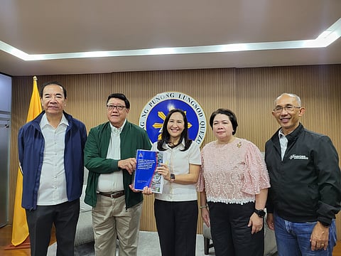 Quezon City Mayor Joy Belmonte (center) has turned over the city’s investigation findings on anomalous flood-control projects to the Independent Commission on Infrastructure.