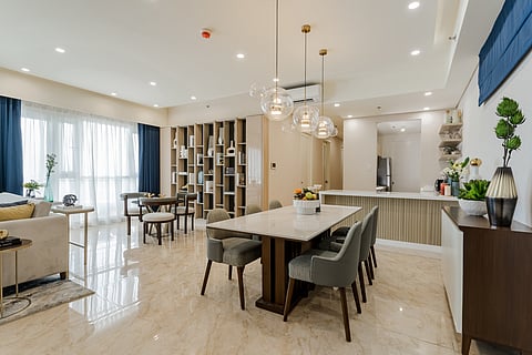Fortune Hill’s move-in-ready units, including the distinguished Platinum 12D, offer a luxurious living experience. Crafted by the esteemed global hospitality design firm, Hirsh Bedner Associates, this premium residence guarantees a hotel-like ambiance every day.