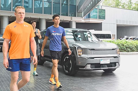 OLYMPIC standout EJ Obiena arrives with international athletes at the Atletang Ayala World Pole Vault Challenge, with Kia EVs providing official transport as part of Kia Philippines’ role as the official mobility partner.