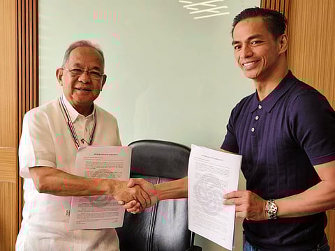 SBMA Chairman and Administrator Eduardo Jose L. Aliño and PNP-HPG’s MVCD OIC Lt. Col. Jansky Andrew S. Jaafar sign the Memorandum of Agreement (MOA) for construction of the new MVCD satellite office on September 29, 2025, at the SBMA Administration Building. (Jonas Reyes)