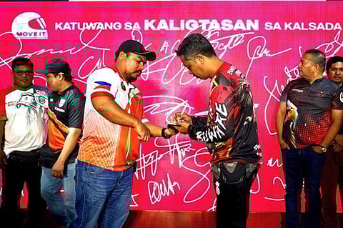 Leaders of MOVE IT rider-partner communities sign the Katuwang sa Kaligtasan sa Kalsada pledge as they co-champion a safety-first culture in the motorcycle-taxi industry. Spearheading the pledge is Motorcycle Community Philippines Chairman Romeo Maglunsod
