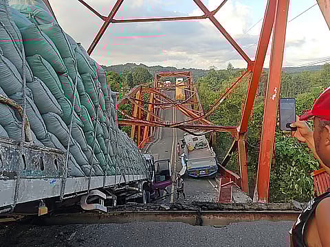 Four trucks fall after Piggatan Bridge collapse