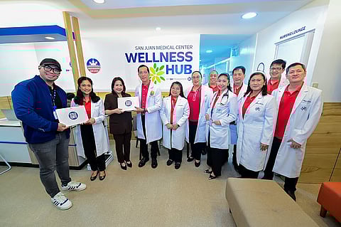 In support of SJMC’s Yakap program implementation, SM Foundation extended its Health and Medical Programs through the rollout of the DigiHub initiative at the hospital. Leading the turnover are SM Foundation executive director for health and medical programs Connie Angeles and SJMC medical director Dr. Joseph Acosta (third and fourth from left).