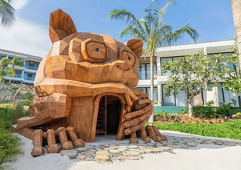 Aya Kids Club offers over 150 sqm of indoor-outdoor play space, filled with cultural games, crafts and activities for younger guests.