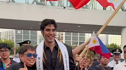 Mister International Kirk Bondad photo op with fans