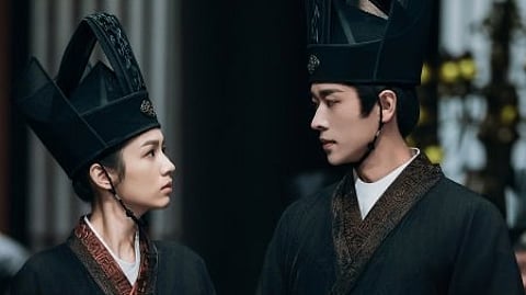 Cheng Lei and Zhou Ye create a fascinating tension with their charm and dynamics.