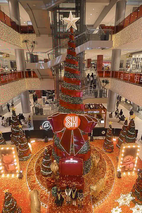 The SM City Cabanatuan and SM Megacenter Cabanatuan unveiled both their Christmas centerpieces with the themes Winter Safari Wonderland and Dazzling Ribbon Ride.