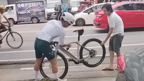 In the video of a netizen named Rusman Gianan the brawl started when the bike heard a loud horn from the hatchback, madly saying that he is not in the bike lane. The confrontation continued when the driver of the hatchback named Lord Wally Pangan Miranda allegedly tried to get the bike of the cyclist until one officer arrived at the scene.
