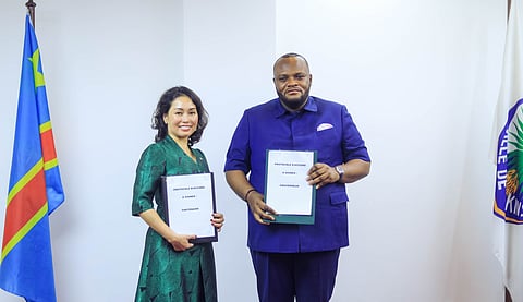 KINSHASA Governor Daniel Bumba Lubaki and Vingroup vice chairwoman Le Thi Thu Thuy hold the signed memorandum of understanding for the city’s new development and electric transport projects.