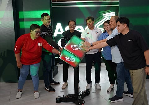 Grab Philippines managing director Ronald Roda (3rd from left), alongside Department of Information and Communications Technology Secretary Henry Aguda and Marikina City Mayor Maan Teodoro, led the official inauguration of the Asenso Center in Marikina City.