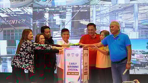 Muntinlupa Mayor Ruffy Biazon (third from right) leads the launching of the country’s first citywide early warning system for the deaf.