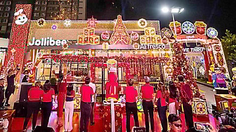 In an event held at Jollibee Ortigas Extension C. Raymundo on 13 November, the brand celebrated and showcased its Christmas initiatives alongside media and other guests. The Ortigas Extension C. Raymundo branch donned a unique design showing the many different ways Filipinos celebrate Christmas — from the warmth of family gatherings and the joy of gift-giving to the excitement of Simbang Gabi and festive caroling. Every corner of the store reflects the uniquely Filipino spirit of sharing joy and celebrating togetherness during the most joyous time of the year.