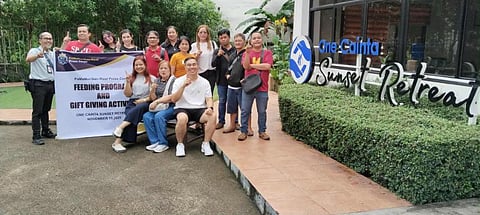 Journalists host feeding and gift-giving for Cainta seniors