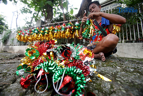 (November 21 2025) A man sells Christmas lantern made himself along NIA road in Quezon City on November 21 2025, 34 days before Christmas. Photo/Analy Labor