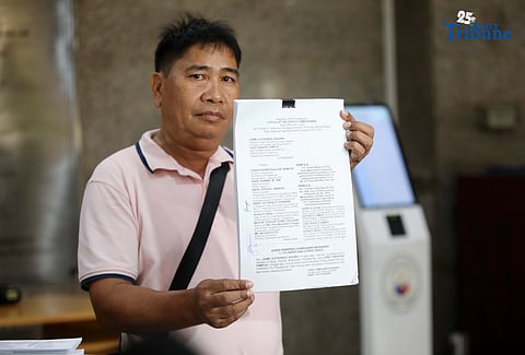 (November 26 2025) Concerned Citizen Jaime Aquino files a complaint of Grave Misconduct, plunder and Malversation of Public Funds vs Former Congressman 4th District of Pangasinan CHRISTOPHER Perez-DE VENECIA and ENGR. RONNEL M. TAN Regional Director DPWH Region 1 and other officials, at the Office of the Ombudsman in Quezon City on Wednesday, November 26, 2025, and shows a photo of the alleged ghost flood control project. Photo/Analy Labor