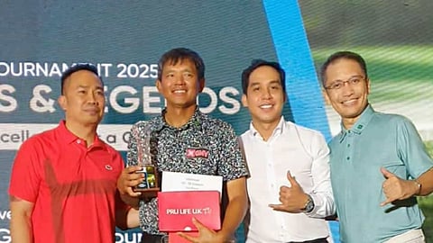 Mars Pucay (2nd from left) holds his trophy and prizes after ruling the Seniors’ Tour leg at Cangolf’s North Course. Joining him are Exceed Supernova Financials Group’s Allan Cayanan (left) and JC Lagasca (2nd from right), along with host Randy Nonato (right).