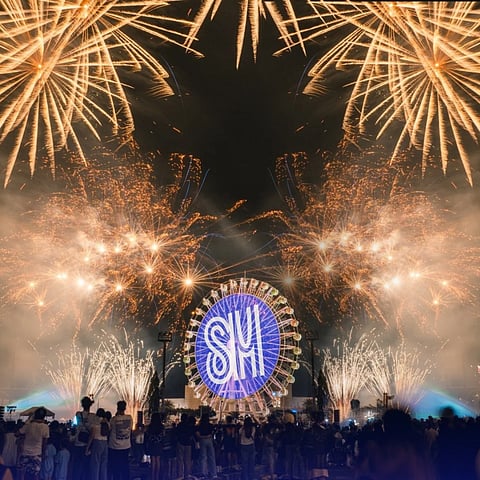 SM Pampanga lights up the Pampanga Eye for the "Biggest Lantern of Hope."