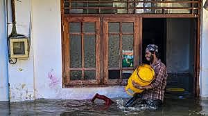 Floods hit Sri Lanka’s capital, cyclone deaths near 200