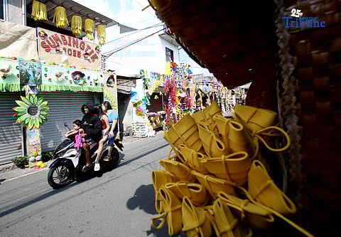 Cainta tears down illegal structures at sidewalks