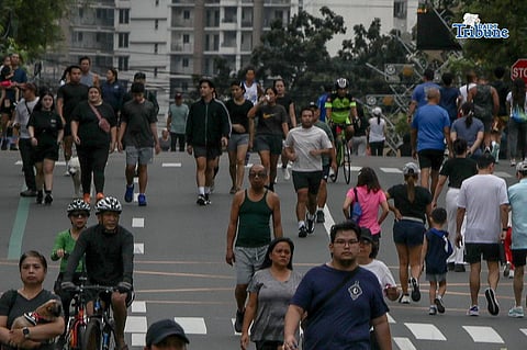Nagtitipon ang mga jogger, bikers, at walker sa Tomas Morato sa Quezon City para sa “Car-Free Sundays,” isang inisyatiba ng lokal na pamahalaan na nagtataguyod ng malusog na pamumuhay.