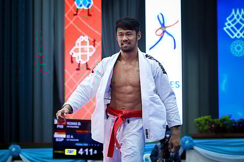 DEAN Roxas spearheads the Filipino’s medal surge after winning the gold medal in the jiu-jitsu competition of the 33rd Southeast Asian Games.