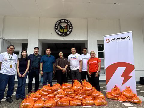NAGA City Mayor Leni Robredo received relief packs from OMF and the Meralco External and Government Affairs, to be distributed to hard-hit communities in the city.