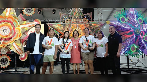F/Sen.Cynthia Villar, Managing Director of Villar Foundation post with this year's winner of Parol-Making Contest. L-R: Councilor Francis Danok Hernandez, Josephine Loverez (Wife of 1st Prize Winner Richard Loverez), Anna Flores (2nd Prize Winner), Former Senator Cynthia Villar, Glecy Dela Cruz (3rd Prize Winner), Violeta "Violy" Santos (President of Samahang Magpaparol ng Las Piñas) and Councilor Mori Riguera