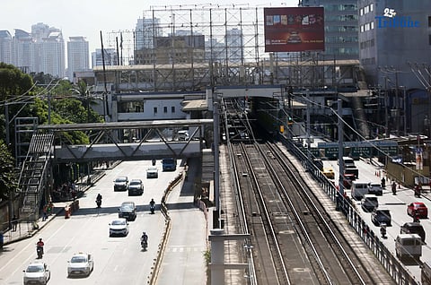 (December 27 2025) Update on the ongoing construction of the new kamuning footbridge and Edsa busway replacing of the old mount kamuning bridge in Quezon City on Saturday December 27 2025, the planned design focuses on everyday commuter convenience mostly for senior citizens, persons with disabilities, and pregnant women, the latest updates indicate the project may extend slightly into January 2026 to allow more time for safety checks and finishing touches. Photo/Analy Labor