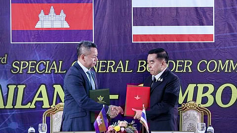 (FILE) CAMBODIA’S Defense Minister Tea Seiha (left) and his Thailand counterpart Nattaphon Narkphanit shake hands and exchange documents during ceasefire talks at a border checkpoint in Chanthaburi province.