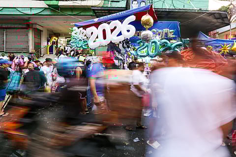 GOODBYE 2025, HELLO 2026
Shoppers crowd Divisoria in Manila as they buy food, firecrackers, good luck charms, and round fruits ahead of New Year’s Day celebrations.