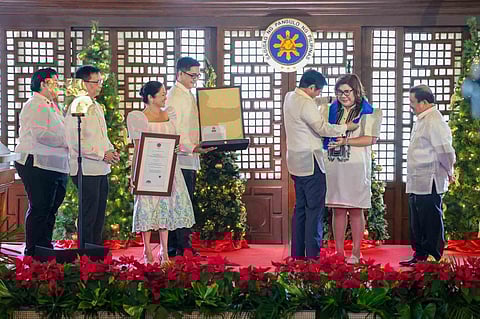 GREAT deeds live on A public servant’s great work does not end with her passing. Through the posthumous conferment of the Order of Lakandula, Grand Cross (Bayani), President Ferdinand Marcos Jr. (third from right) honored Maria Susana ‘Toots’ Ople for devoting her life to protecting Filipinos, especially overseas workers. The recognition was received by Ople’s daughter Estelle Ople Osorio (second from right). The President was assisted by First Lady Liza Araneta Marcos (third from left).