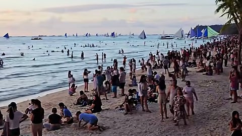 Tourists flocked Boracay last Christmas, complementing the announcement of the Department of Tourism that the island was the most visited destination during the long holiday break.