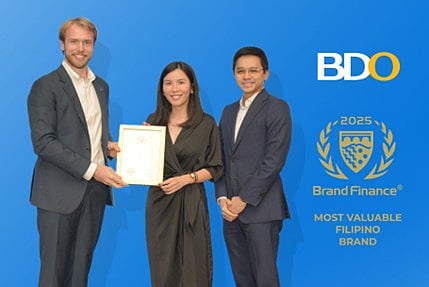 BDO is PH’s Most Valuable Brand. Alex Haigh, Managing Director of Brand Finance Asia Pacific, presents the certificate of recognition to Lorah L. Sy, BDO Singapore’s Senior Vice President and Chief Executive, as Karis S. Napa, BDO Singapore’s Senior Vice President for Commercial Banking, joins on stage.