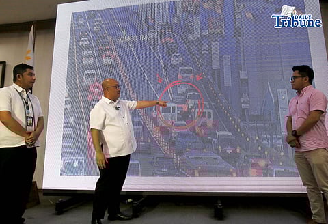 LAND Transportation Office (LTO) Chief Markus Lacanilao showed a photo from CCTV of a traffic incident involving Deakin’s son, who crossed a double solid line and was driving an unregistered vehicle. Lacanilao made it clear that reckless violation is not a criminal case but merely an administrative case.
Lacanilao’s statement came after motoring vlogger James Deakin’s son received a ticket for reckless driving for entering a double yellow line at the exit of the NLEX–Skyway Quezon Avenue and had problems retrieving his son’s driver’s license. The statement was made during a press conference held at the LTO office in Quezon City on Wednesday, 07 January 2026.