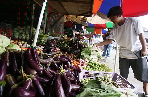 Vegetables in Luzon Market in Quezon City remain high as of 6 January, prompting the Department of Agriculture to warn retailers that complaints would be filed against them once proven that they are imposing unjust price markups.