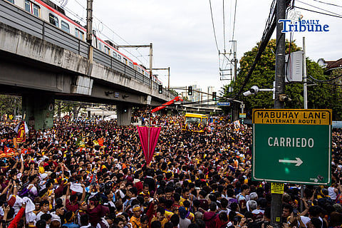 LIBO-LIBONG deboto ang nagtipon at sumunod sa Poong Hesus Nazareno papuntang Quiapo Church.