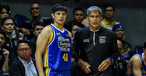 PBA Philippine Cup. Juno Sauler (R) with Raffy Verano (L) of the Magnolia Chicken Timplados Hotshots.