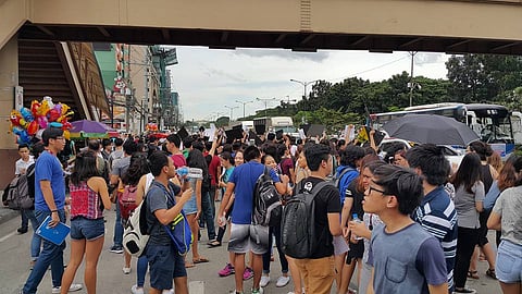 Pinoys turn to media as confidence drops