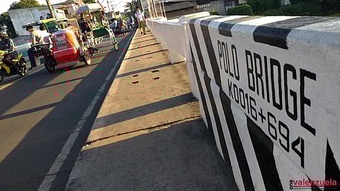 TUMALON mula sa Polo Bridge ang 22-anyos na delivery rider matapos umano’y magtampo nang mapagalitan dahil sa paghingi ng pera.