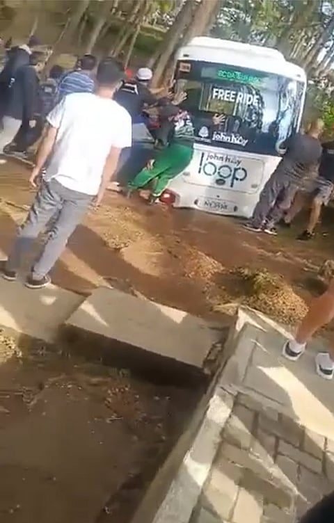 KINUMPIRMA ng John Hay Management Corporation ang insidente na kinasangkutan ng libreng electric shuttle bus noong hapon ng 16 Enero 2026.