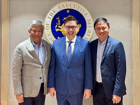 PHILIPPINE Sports Commission chairman Patrick ‘Pato’ Gregorio (right) and Philippine Amusement and Gaming Corporation chairman Alejandro Tengco (left) agree to unite for the improvement of Philippine sports. Joining them in the high-level meeting was Executive Secretary Ralph Recto.